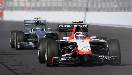 Monopost týmu Marussia na okruhu v Soi.