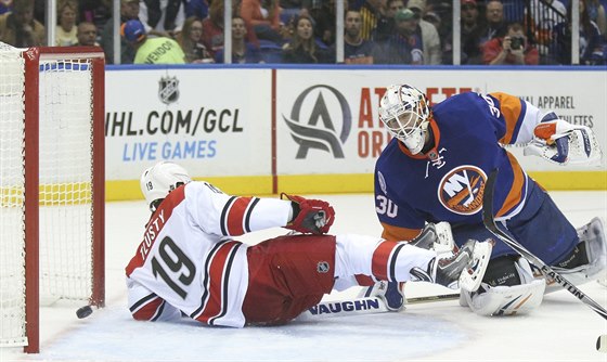 V brance NY Islanders skonil puk i autor gólu Jií Tlustý z Caroliny. Branká...