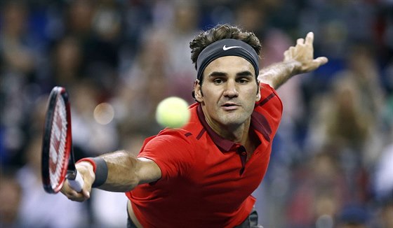 Roger Federer se natahuje po míku ve finále na turnaji v anghaji.