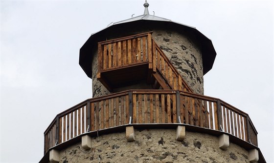 Na vi hradu Kostomlaty vznikla pi oprav stecha, zábradlí a venkovní...