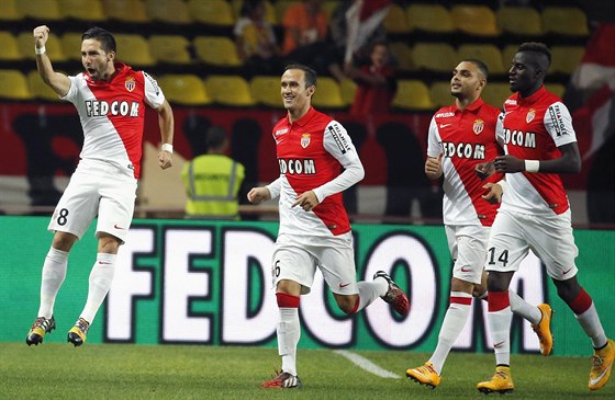 Joao Moutinho (vlevo), fotbalista francouzského Monaka, se raduje z gólu, který...