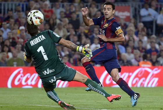 Xavi Hernandéz (vpravo), kapitán fotbalist Barcelony, takto vstelil úvodní...