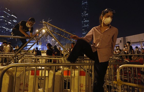 Hongkongská policie si dolápla na demonstranty, zniila jim barikády (14....