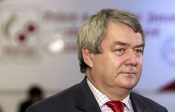 Pedseda KSM Vojtch Filip ve volebním tábu strany v Praze. (11. íjna 2014)