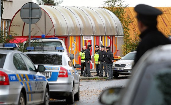 Policisté zasahují v okolí obchodní akademie ve áru nad Sázavou, kde útonice...