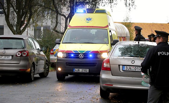 Policisté zasahují v okolí obchodní akademie ve áru nad Sázavou, kde útonice...