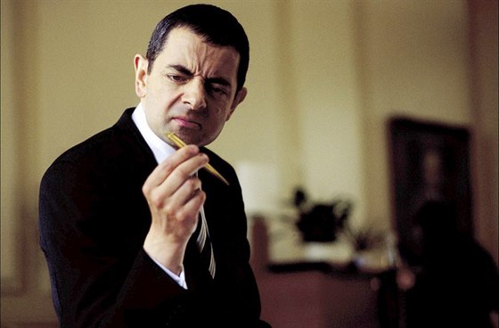 Rowan Atkinson jako agent Johnny English ve stejnojmenné komedii z roku 2003.