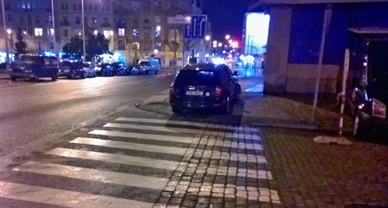 Zaparkované auto poslance hnutí ANO Jana Volného na chodníku u Veletrního...