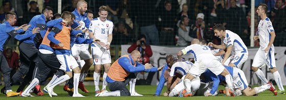 TO JE RADOSTI! Sloventí fotbalisté oslavují gól Miroslava Stocha (dole bez...