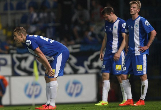 ZKLAMÁNÍ. Liberetí fotbalisté po zápase se Slováckem. Sice dohnali dvougólovou...