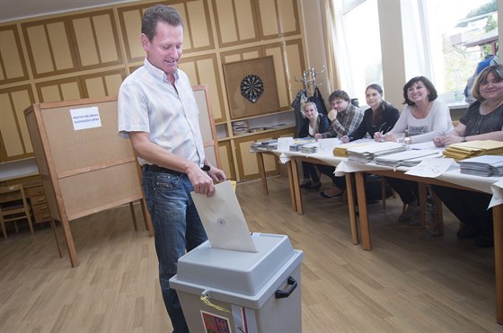 Primátora Miroslava Adámka (na snímku) a jeho zlínské spoluobany eká v pátek historicky první referendum.