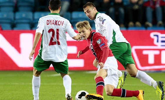 Norský mladíek Martin Ödegaard proniká mezi bulharskými fotbalisty