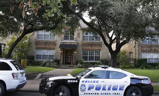Ped domem nakaené americké zdravotnice v texaském Dallasu parkují policejní...