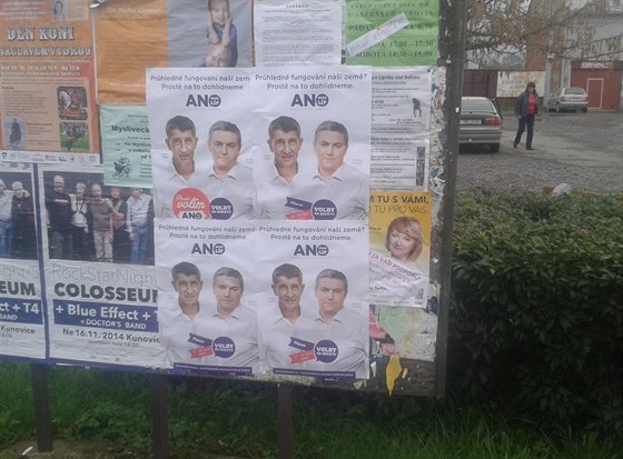 Volební plakáty Antonína Prachae pekryly protikandidátku Jitku Seitlovou.