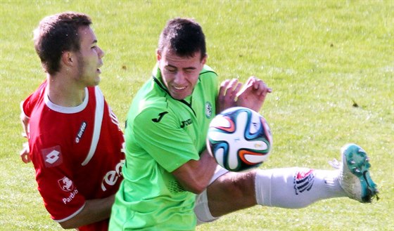 Pardubický fotbalista Jan Vondra (vlevo) v souboji s mosteckým Romanem Wermkem.