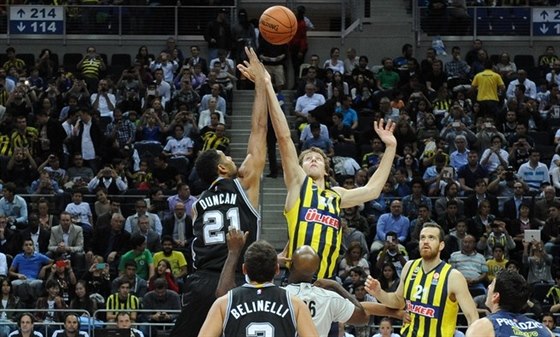 Jan Veselý z Fenerbahce Istanbul na úvodním rozskoku pekonává Tima Duncana ze...