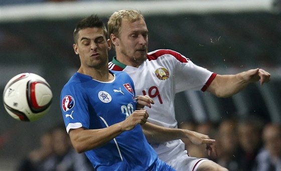 Slovenský fotbalista Róbert Mak (vlevo) v souboji s bloruským protivníkem...