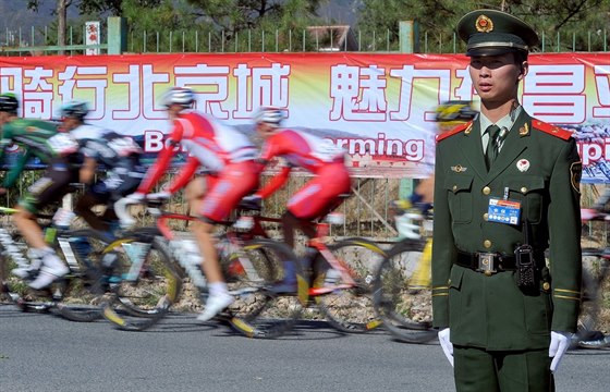 POD KONTROLOU. Momentka z cyklistického závodu Kolem Pekingu.