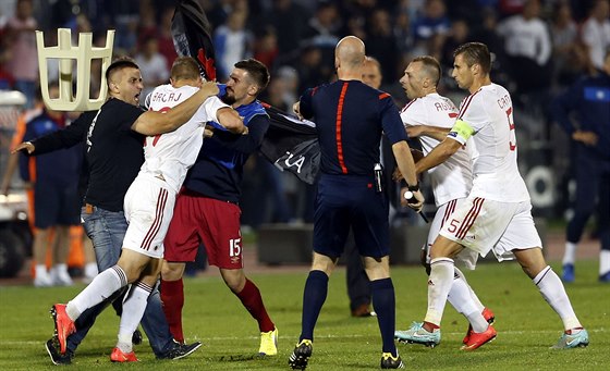 Srbtí a albántí fotbalisté se rvou kvli strené vlajce (14. íjna 2014).