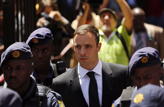 Oscar Pistorius odchází od soudu v Pretorii (Jiní Afrika, 17. íjna 2014).
