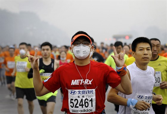 ada závodník absolvovala maraton v ochranných roukách (Peking, 19. íjna...