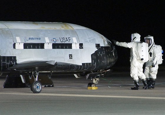 Kontrola bezpilotního raketoplánu X-37B po jeho tetí misi.