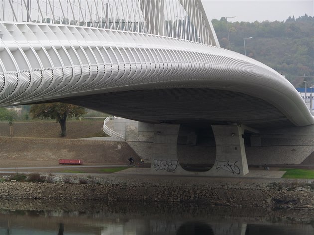Trojský most poznal první útok vandal