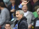 Trenr londnsk Chelsea Jos Mourinho se v zpase proti Crystal Palace...