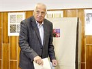 Exprezident Vclav Klaus volil tradin v umleck kole v praskch Kobylisch...