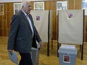 Bývalý prezident Václav Klaus odevzdal v Praze svj hlas v komunálních volbách.