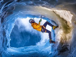 Ledová jeskyn u vrcholu Aiguille du Midi (Polední vrchol) ve Francouzských...