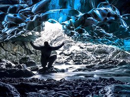 Národní park Vatnajökull, Island. Tento typ jeskyn s vodopádem vzniká na hran...