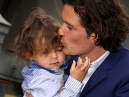 Sedmaticetiletý herec Orlando Bloom se svým malým synem Flynnem, o kterého se...