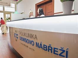 Nové opravená poliklinika na Denisov nábeí v Plzni.