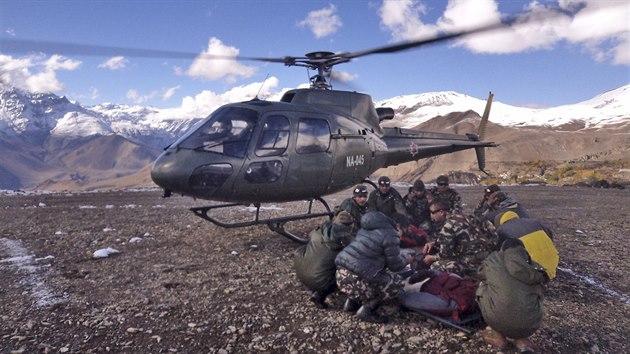 Neplt vojci transportuj jednu z obt laviny u soutsky Thorong La (14. jna 2014)