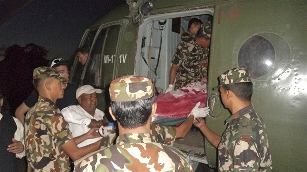 Neplt vojci transportuj jednu z obt laviny v okol Annapurny (16. jna 2014)