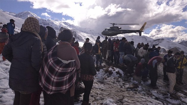 Nejmn ticet obt si vydaly laviny a vnice v v Himlaji (16. jna 2014)