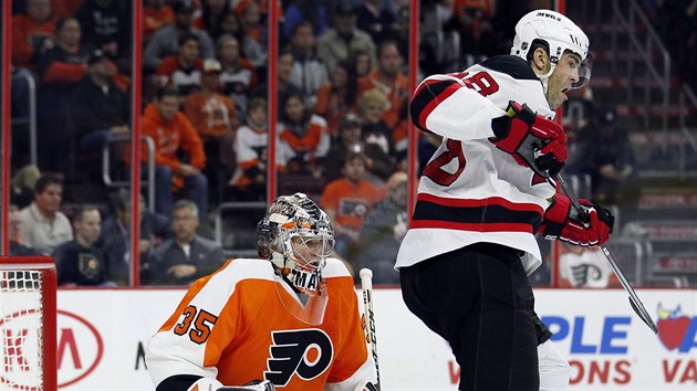 Jaromr Jgr z New Jersey nadskakuje ped brankou Philadelphie. Jeho ponn sleduje glman Steve Mason.