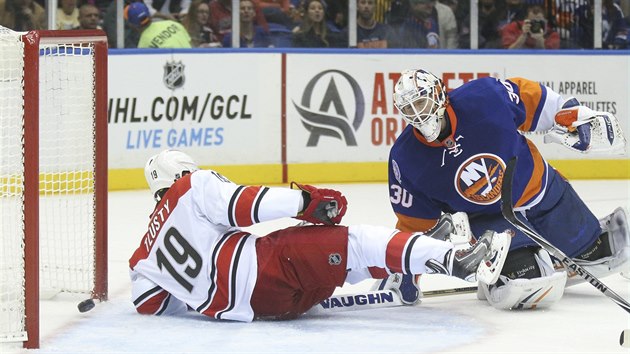 V brance NY Islanders skonil puk i autor glu Ji Tlust z Caroliny. Brank Chad Johnson u je bezmocn.