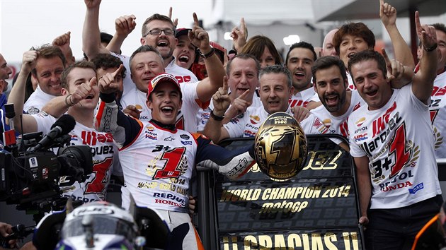 lenov tmu Honda z nadenm, Marc Marquez (dr pilbu) obhjil titul ve td MotoGP.