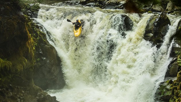 A DOL! Vavinec Hradilek pi svém skoku na jedenáctimetrovém vodopádu na ece...
