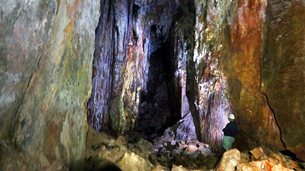 Dl Mauricius v Heben u Abertam. Speleolog Jan Albrecht osvtluje hlavn komoru dolu. Pohled z terasy, kter bude pstupn nvtvnkm.