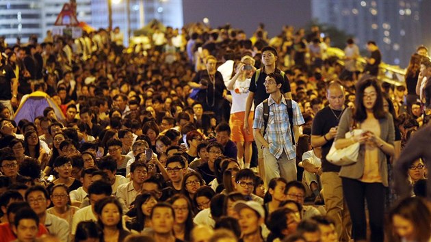 Prodemokratick protesty v Hongkongu pokrauj, lid se vrac do ulic (10. jna 2014).