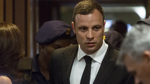 Oscar Pistorius pichz do soudn mstnosti (13. jna 2014).