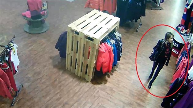 Dvojice, kter kradla obleen v jednom z outlet na okraji Mlad Boleslavi