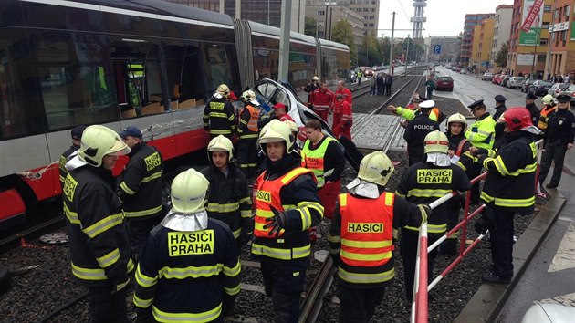 V Olansk ulici dolo ke stetu tramvaje a policejnho vozu. Ten byl po srce zdemolovn (17.10.2014)
