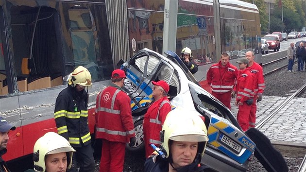 V Olansk ulici dolo ke stetu tramvaje a policejnho vozu. Ten byl po srce zdemolovn (17.10.2014)