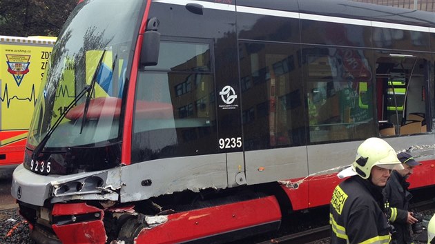 V Olansk ulici dolo ke stetu tramvaje a policejnho vozu. Ten byl po srce zdemolovn (17.10.2014)