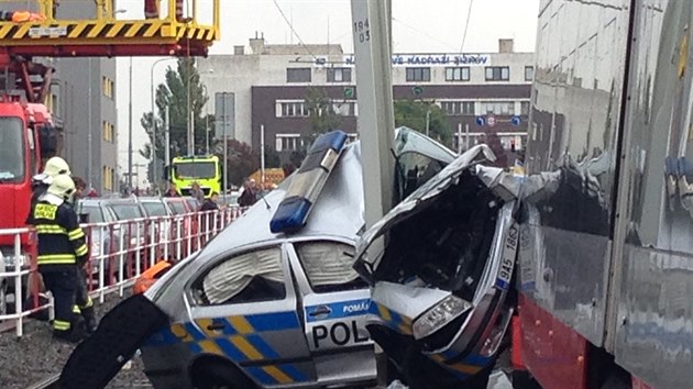 V Olansk ulici se stetla tramvaj a vz policie. Auto bylo po srce zdemolovno (17.10.2014)