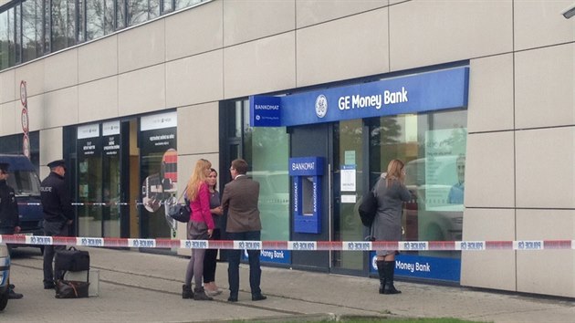 Neznm pachatel pepadl poboku banky v Proseck ulici, utekl s destkami tisc korun(17.10.2014)